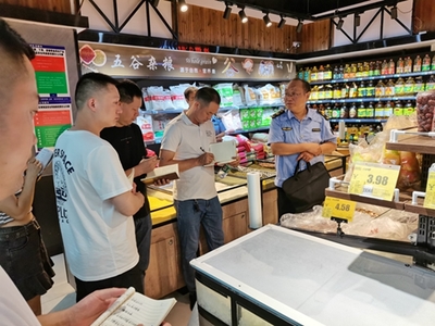 羅山縣市場監(jiān)管局舉行食品銷售領(lǐng)域“四化”建設(shè)現(xiàn)場培訓(xùn)會(huì)